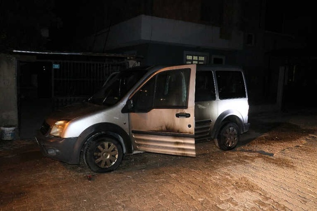 Adana'da Bir Otomobil Kundaklandı, Aracının Kundaklandığını Gören Kadın Baygınlık Geçirdi