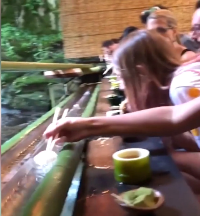 Bambulardan Akan Yemeklerin Alındığı Açık Büfe Restoran, Sosyal Medyada Büyük İlgi Gördü