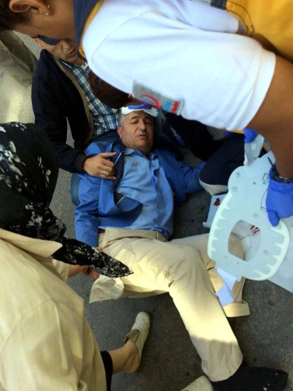 İYİ Partili Eski Vekil Özcan Yeniçeri, Otomobil Çarpması Sonucu Yaralandı