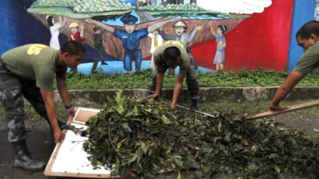 Filipinler'de Tayfun Dehşeti! Uçak Havada Beşik Gibi Sallandı Filipinler'de Tayfun Dehşeti! Uçak Havada Beşik Gibi Sallandı