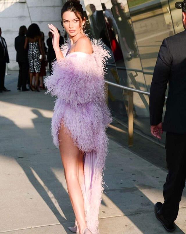 Kendall Jenner, Banyodaki Cesur Pozuyla Milyonlarca Takipçisinin Dikkatini Çekmeyi Başardı