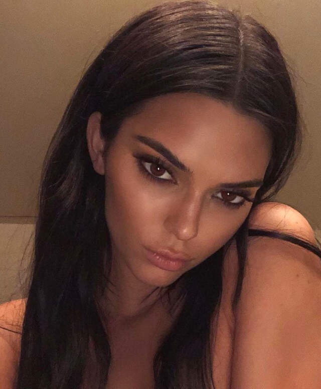 Kendall Jenner, Banyodaki Cesur Pozuyla Milyonlarca Takipçisinin Dikkatini Çekmeyi Başardı