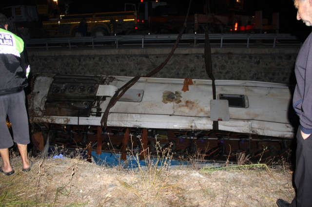 Afyonkarahisar'da Otobüs Su Kanalına Devrildi: 8 Ölü, 28 Yaralı