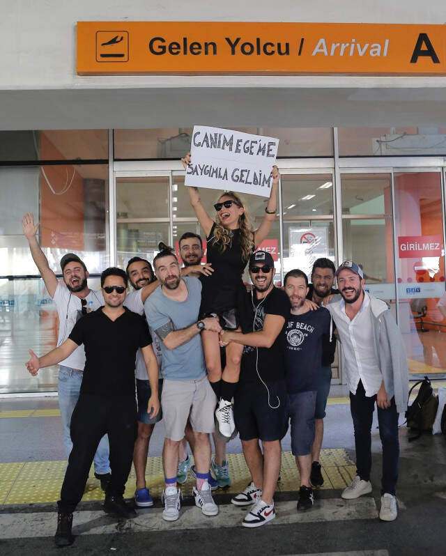 Zeki Müren'i Anmak İsteyen İrem Derici, İzmir'de Omuz Üzerinde Elinde Pankartla Geldi