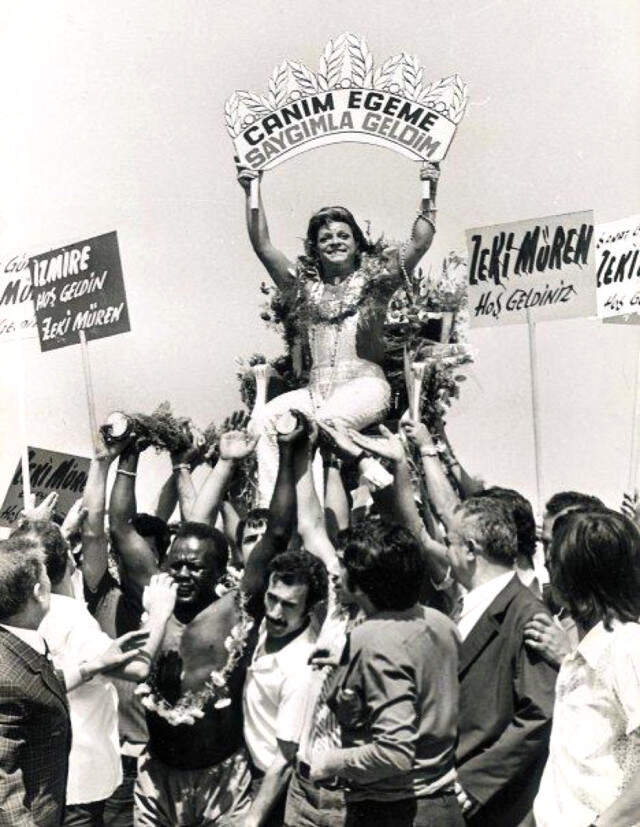 Zeki Müren'i Anmak İsteyen İrem Derici, İzmir'de Omuz Üzerinde Elinde Pankartla Geldi