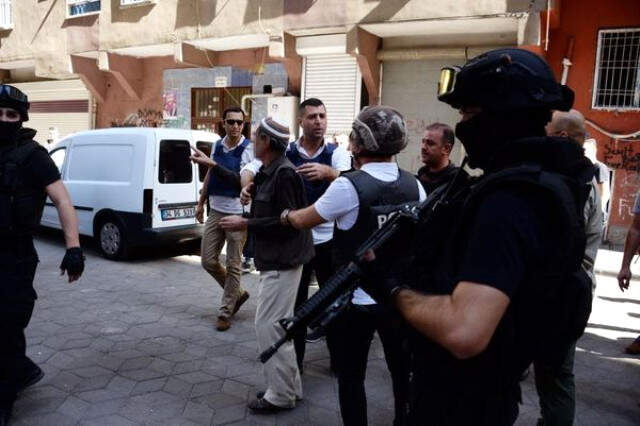 Diyarbakır'da Cinnet Getiren Kişi, Pompalı Tüfekle Etrafa Rastgele Ateş Açtı Diyarbakır'da Cinnet Getiren Kişi, Pompalı Tüfekle Etrafa Rastgele Ateş Açtı