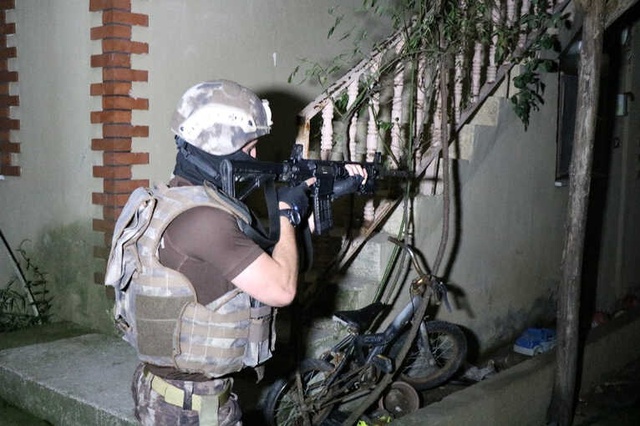 İstanbul'da Uyuşturucu Operasyonunda Polis, Evin Duvarına Asılmış Esrar Buldu