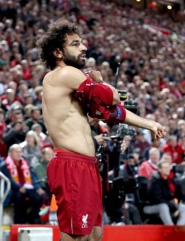 Liverpool'un Yıldızı Salah'ın Sakatlığı, Formasını Çıkarmasıyla Ortaya Çıktı