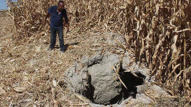 Mısır Hasadı Yapan Çiftçinin Biçerdöveri, 8 Metrelik Obruğa Saplandı Mısır Hasadı Yapan Çiftçinin Biçerdöveri, 8 Metrelik Obruğa Saplandı