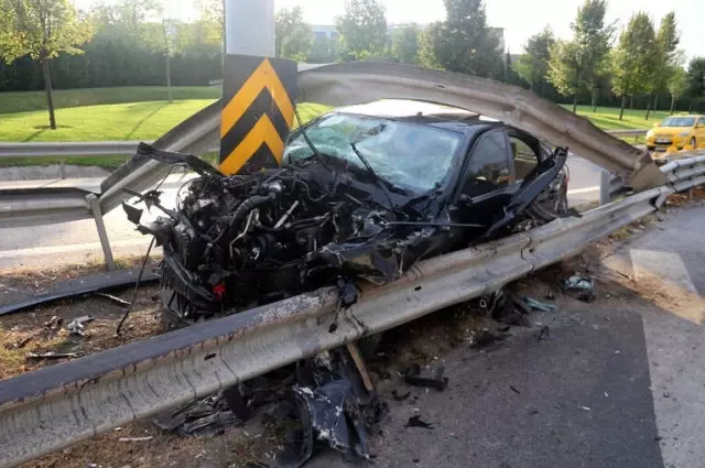 İstanbul'da Bariyerlere Çarpan Lüks Otomobil, Trafik Levhasına Saplanarak Durabildi