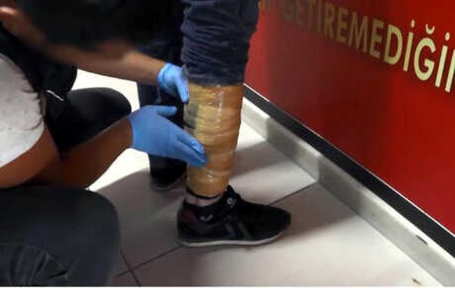 Polis, Ayak Bileklerinde 850 Gram Esrar Taşıyan Yolcuyu Yakaladı