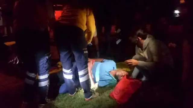 Sinir Krizi Geçirdi, Kendisine Sapladığı Bıçakla Birlikte Hastaneye Götürüldü