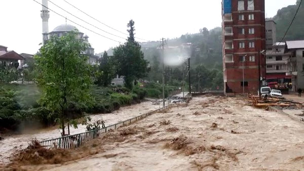 Çevre Ve Şehircilik Bakanlığı, Rize'de Dere Yatağına Kurulan 7 Katlı Apartman İçin Yıkım Kararı Aldı