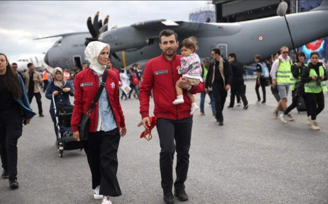 Sümeyye Erdoğan Bayraktar ve Eşi TEKNOFEST Etkinlik Alanını Gezerek Phantom 4 Uçağına Bindi