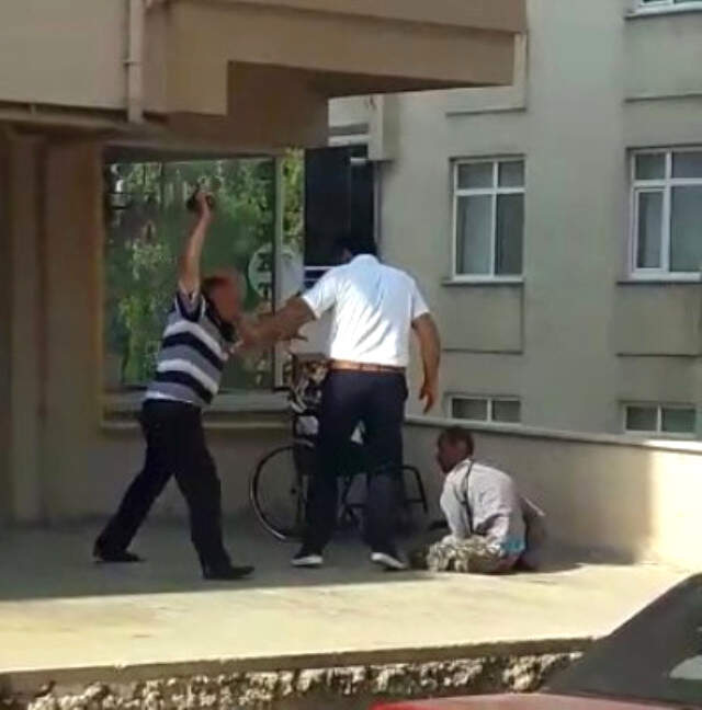 Cani Baba, Para İsteyen Engelli Oğlunu Ayakkabıyla Dövdü! <a class='keyword-sd' href='/sosyal-medya/' title='Sosyal Medya'>Sosyal Medya</a> Ayağa Kalktı