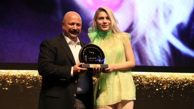 Aleyna Tilki, 'En İyi Çıkış Yapan Sanatçı' ve 'En İyi Video Klip' Ödülünü Aldı