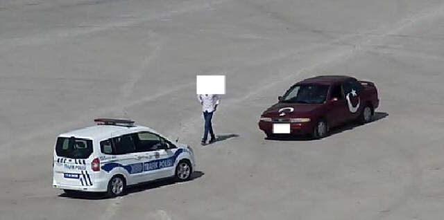 Çorum'da Aracından İnip 'Kiki Challenge' Yapan Sürücüye Ceza Kesildi Aracından İnip 'Kiki Challenge' Yapan Sürücüye Ceza Kesildi
