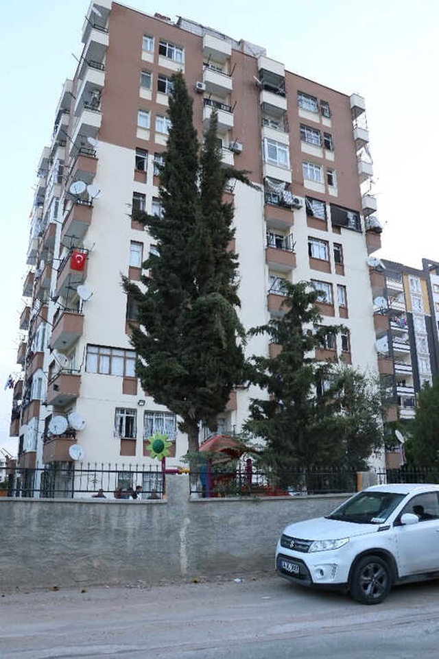 Psikolojik Sorunları Olan Kadın 4'üncü Kattan Atladı