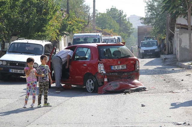 Freni Boşalan Kamyon Mahalleyi Savaş Alanına Çevirdi