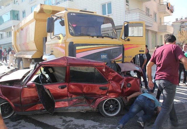 Freni Boşalan Kamyon Mahalleyi Savaş Alanına Çevirdi