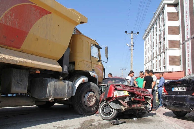 Freni Boşalan Kamyon Mahalleyi Savaş Alanına Çevirdi
