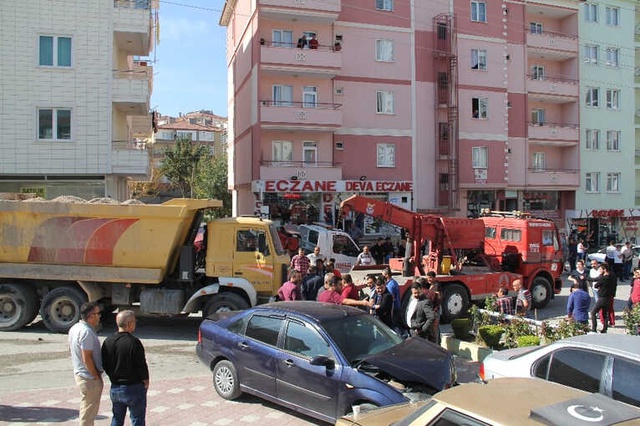 Freni Boşalan Kamyon Mahalleyi Savaş Alanına Çevirdi