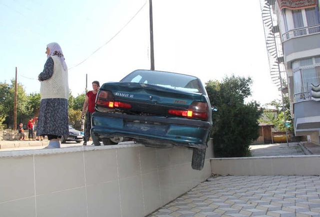 Freni Boşalan Kamyon Mahalleyi Savaş Alanına Çevirdi