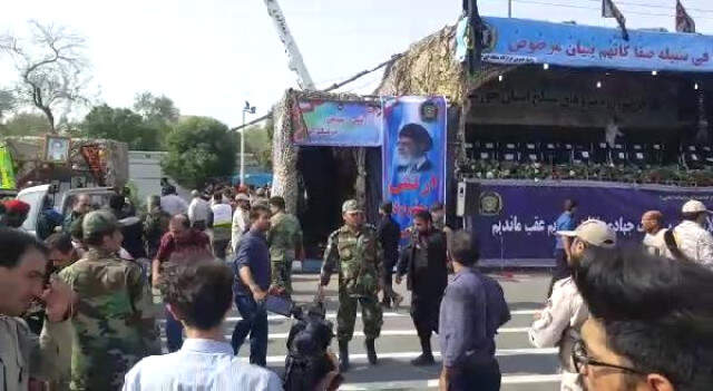 İran Cumhurbaşkanı Ruhani, Askeri Geçiş Töreni Sırasındaki Terör Saldırısından Kıl Payı Kurtuldu İran Cumhurbaşkanı Ruhani, Askeri Geçiş Töreni Sırasındaki Terör Saldırısından Kıl Payı Kurtuldu