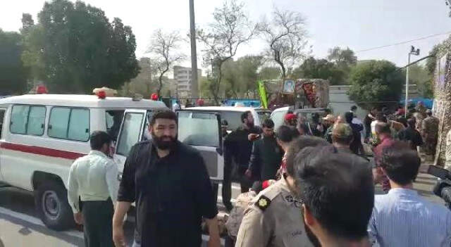 İran Cumhurbaşkanı Ruhani, Askeri Geçiş Töreni Sırasındaki Terör Saldırısından Kıl Payı Kurtuldu İran Cumhurbaşkanı Ruhani, Askeri Geçiş Töreni Sırasındaki Terör Saldırısından Kıl Payı Kurtuldu