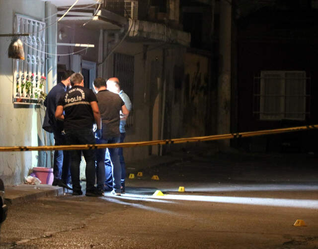 İzmir'de Kavgaya Müdahale Eden Polis Bıçaklandı