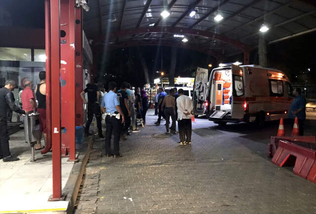 İzmir'de Kavgaya Müdahale Eden Polis Bıçaklandı