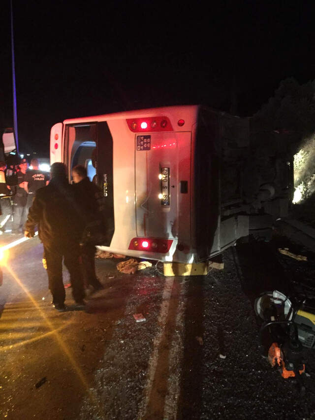 Kocaeli'de Teknofest'e Giden Öğrencileri Taşıyan Minibüs Devrildi: 2 Ölü, 17 Yaralı