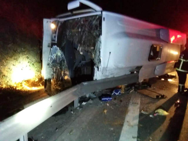 Kocaeli'de Teknofest'e Giden Öğrencileri Taşıyan Minibüs Devrildi: 2 Ölü, 17 Yaralı