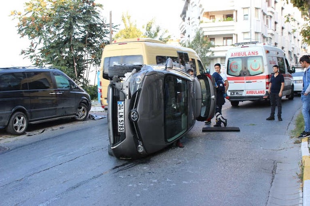 Takla Atan Araçta Sıkıştı, Kurtarılmayı Tek Ayağı Dışarıda, Oturarak Bekledi