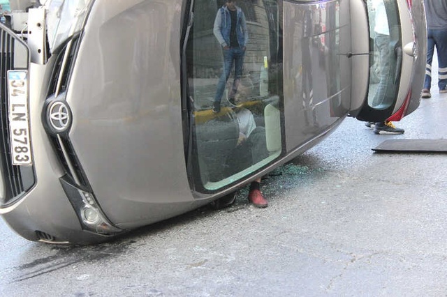 Takla Atan Araçta Sıkıştı, Kurtarılmayı Tek Ayağı Dışarıda, Oturarak Bekledi