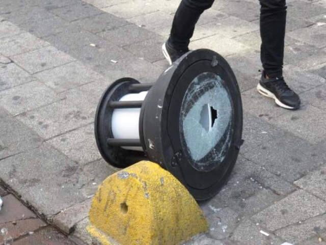 Üzerine Sokak Lambası Düştü Caddede Yürürken Üzerine Sokak Lambası Düştü