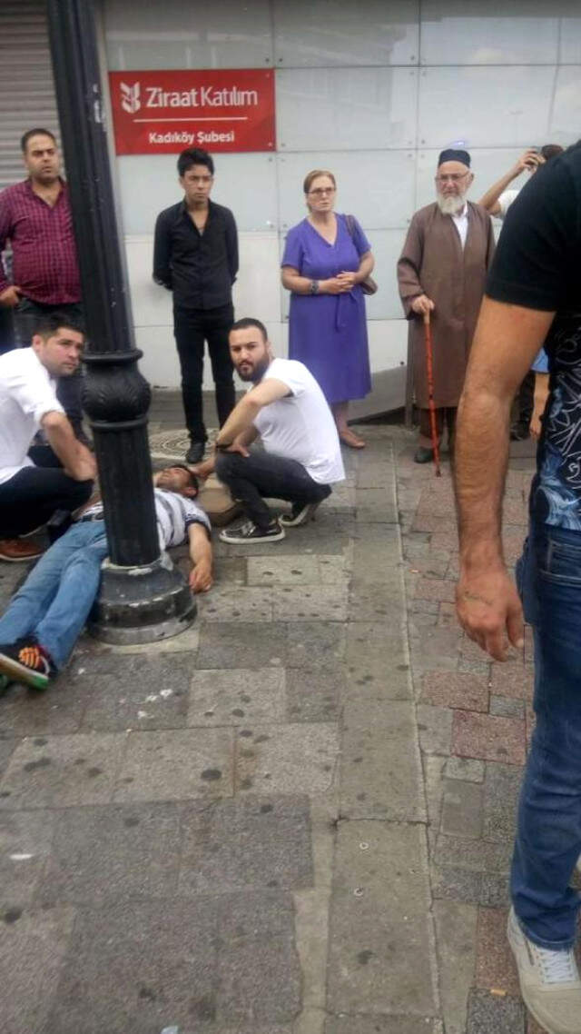 Üzerine Sokak Lambası Düştü Caddede Yürürken Üzerine Sokak Lambası Düştü