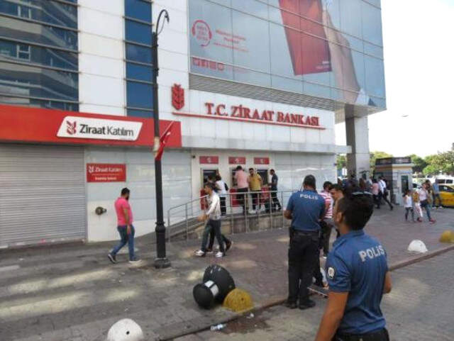 Üzerine Sokak Lambası Düştü Caddede Yürürken Üzerine Sokak Lambası Düştü