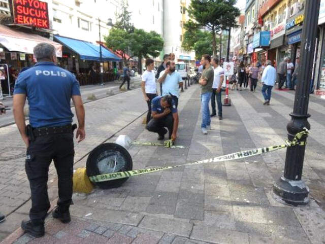 Üzerine Sokak Lambası Düştü Caddede Yürürken Üzerine Sokak Lambası Düştü