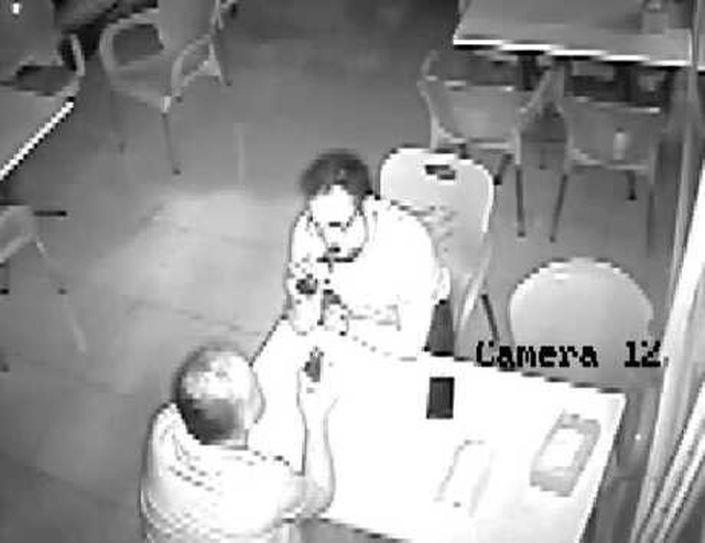 FETÖ'den Aranan Şüpheliyle Buluşan Doktor, Cebindeki 3 Bin Doları Dolabın Arkasına Attı