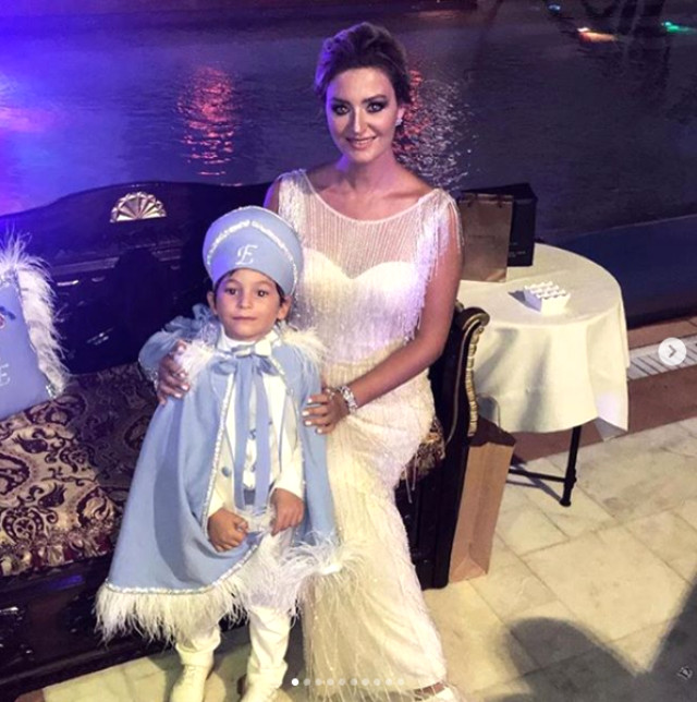 Ali Ağaoğlu, Ali Ege'nin Sünnet Düğününde Oğlunun Annesi Petek Ertüre ile Mutluluk Pozu Verdi