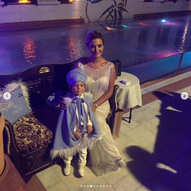Ali Ağaoğlu, Ali Ege'nin Sünnet Düğününde Oğlunun Annesi Petek Ertüre ile Mutluluk Pozu Verdi