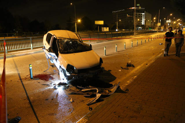 Bursa'da Takla Atan Otomobil Metrelerce Sürüklendi, Takla Atarak Korkuluklara Oturdu Bursa'da Takla Atan Otomobil Demir Korkuluklara Oturdu: 3 Yaralı