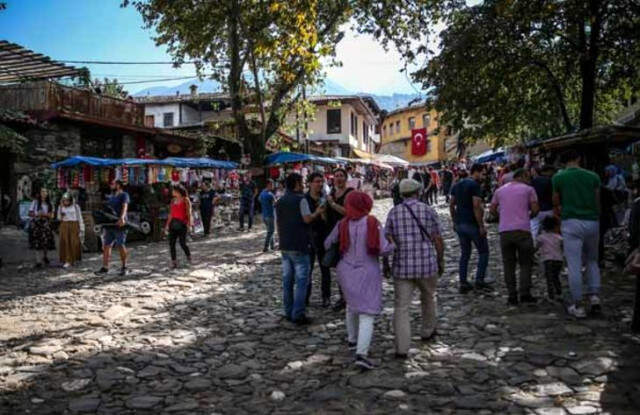 700 Yıldır Mimarisini Bozmayan Cumalıkızık, Hafta Sonu Ziyaretçi Akınına Uğradı