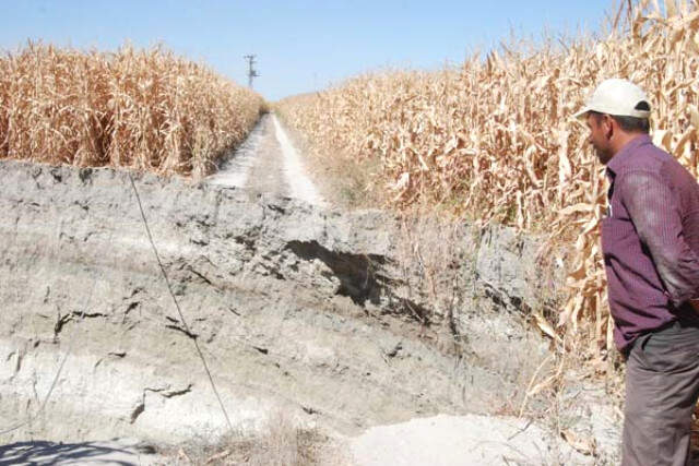 Konya'da Oluşan 30 Metre Derinliğinde 20 Metre Çapındaki Obruk, Vatandaşları Tedirgin Etti
