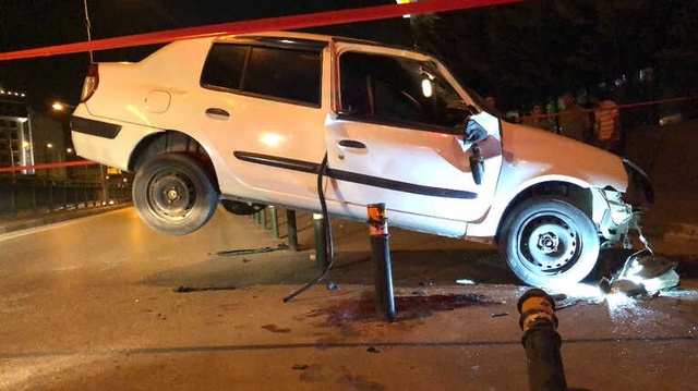 Bursa'da Takla Atan Otomobil Demir Korkuluklara Oturdu: 3 Yaralı