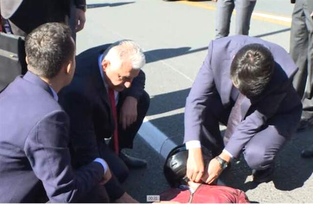 TBMM Başkanı Yıldırım, Aracını Durdurup Yaralıların Yardımına Koştu TBMM Başkanı Yıldırım, Aracını Durdurup Yaralıların Yardımına Koştu