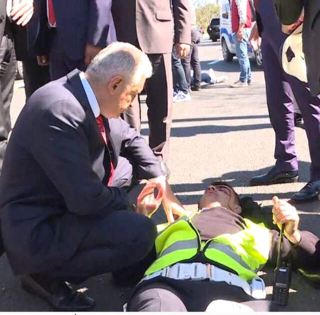 TBMM Başkanı Yıldırım, Aracını Durdurup Yaralıların Yardımına Koştu TBMM Başkanı Yıldırım, Aracını Durdurup Yaralıların Yardımına Koştu