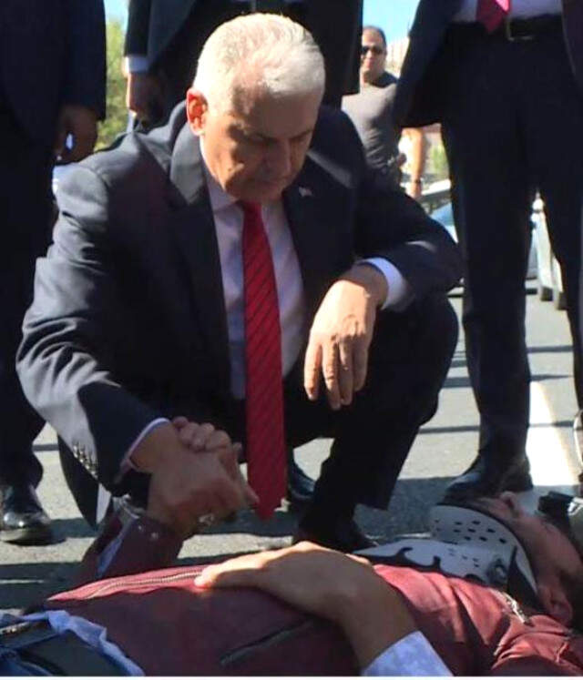 TBMM Başkanı Yıldırım, Aracını Durdurup Yaralıların Yardımına Koştu TBMM Başkanı Yıldırım, Aracını Durdurup Yaralıların Yardımına Koştu