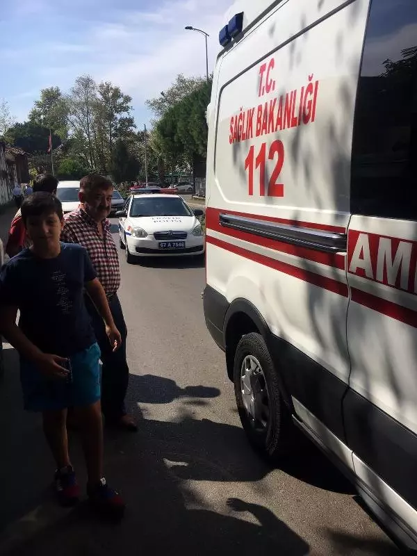 Ambulansa Bindirilmek İstenen Yaralı Çocuk: Ne Olur, Annemi Bekleyelim